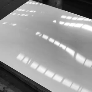 Quenched and stretched aluminum sheets and strips